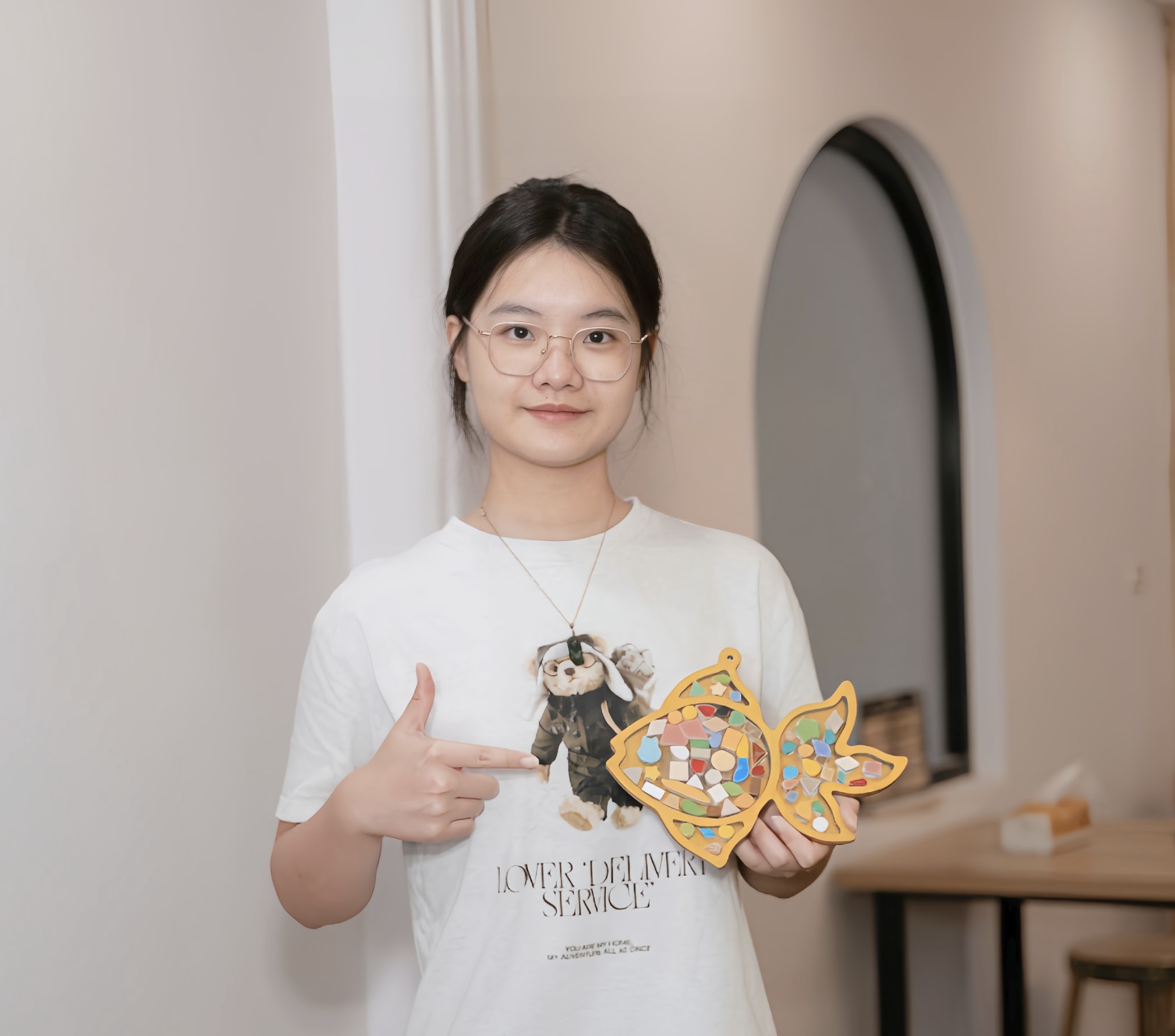 Anh Thư with her mosaic artwork