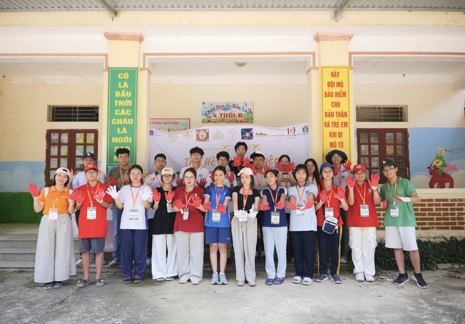 Guiding Stars volunteers with students